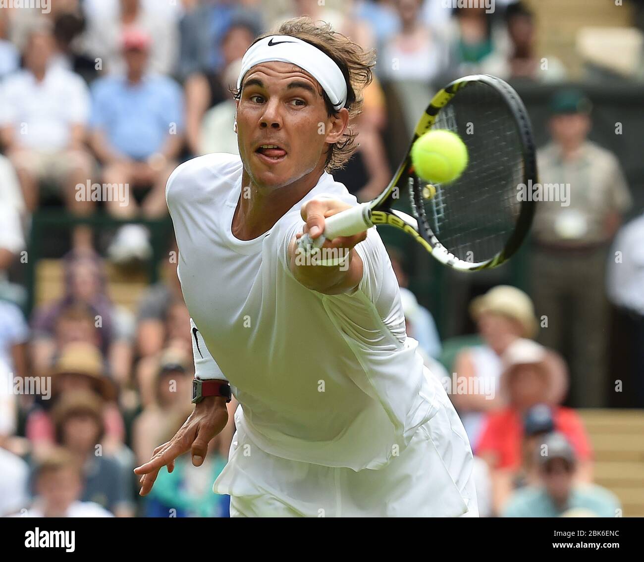 IR20140624. 14/06/24. Tournoi de tennis de Wimbledon 2014, Wimbledon, Londres. Hommes célibataires, Martin Klizan, (SVK) v Rafael Nadal, (ESP) (2) sur le Centre Banque D'Images