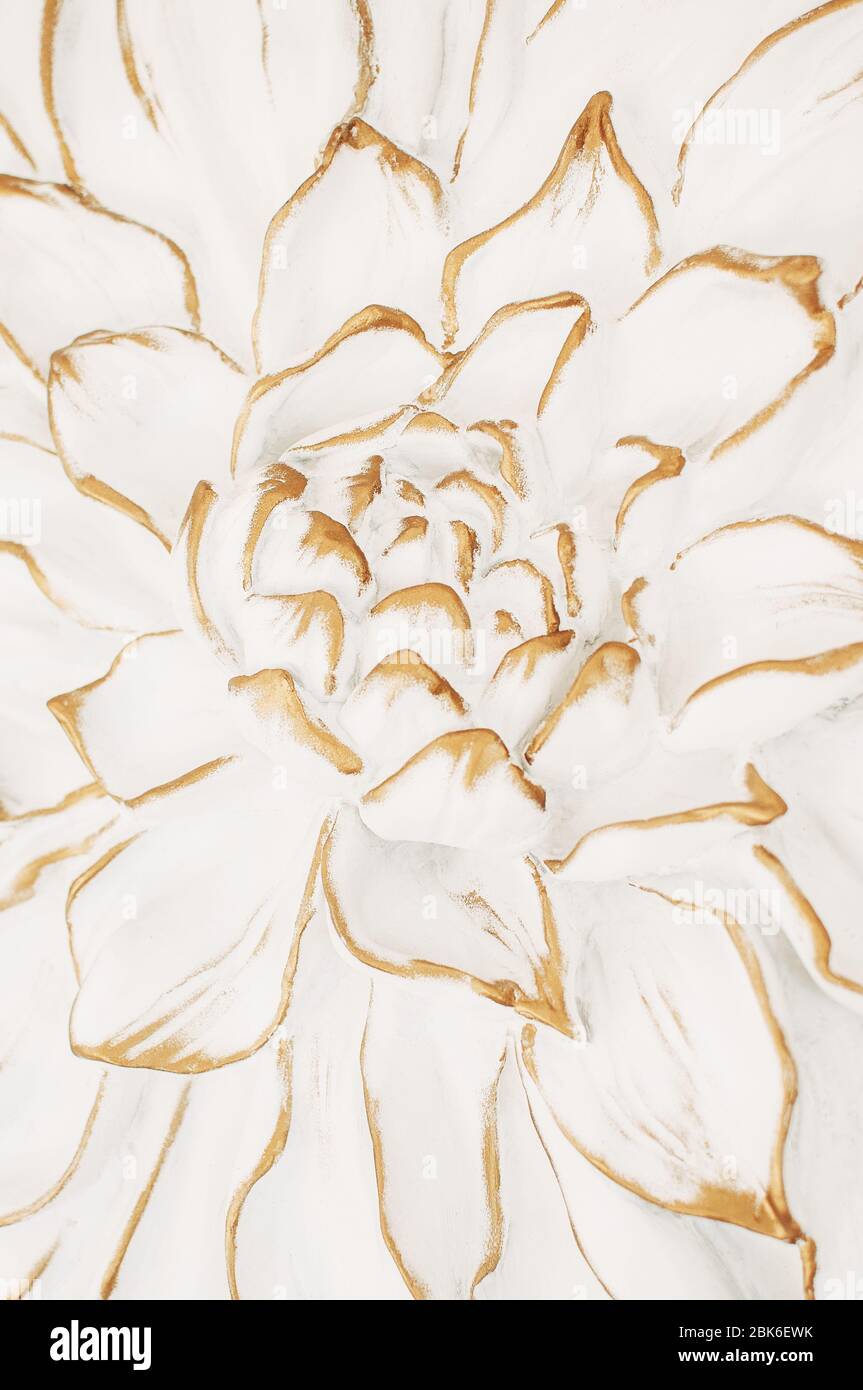 image en gypse d'une fleur de rose avec pétales dorés faits à la main Banque D'Images