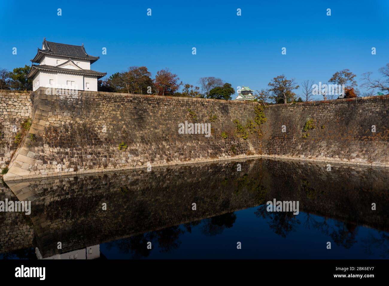 Tour d'observation du château d'Osaka Ichiban Yagura : 1er tourelle à proximité et tenshu kaku : tenir la tour au loin Banque D'Images