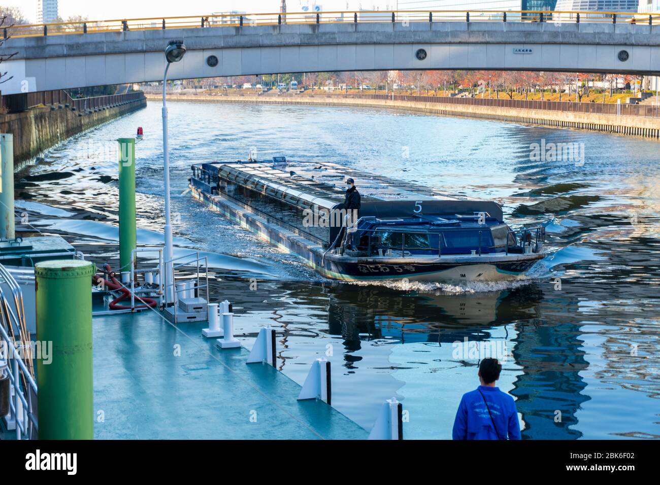 Aqualiner approchant de la jetée d'Osakajo, le bateau de visite en bus aquatique permet aux visiteurs d'explorer Osaka depuis l'eau Banque D'Images