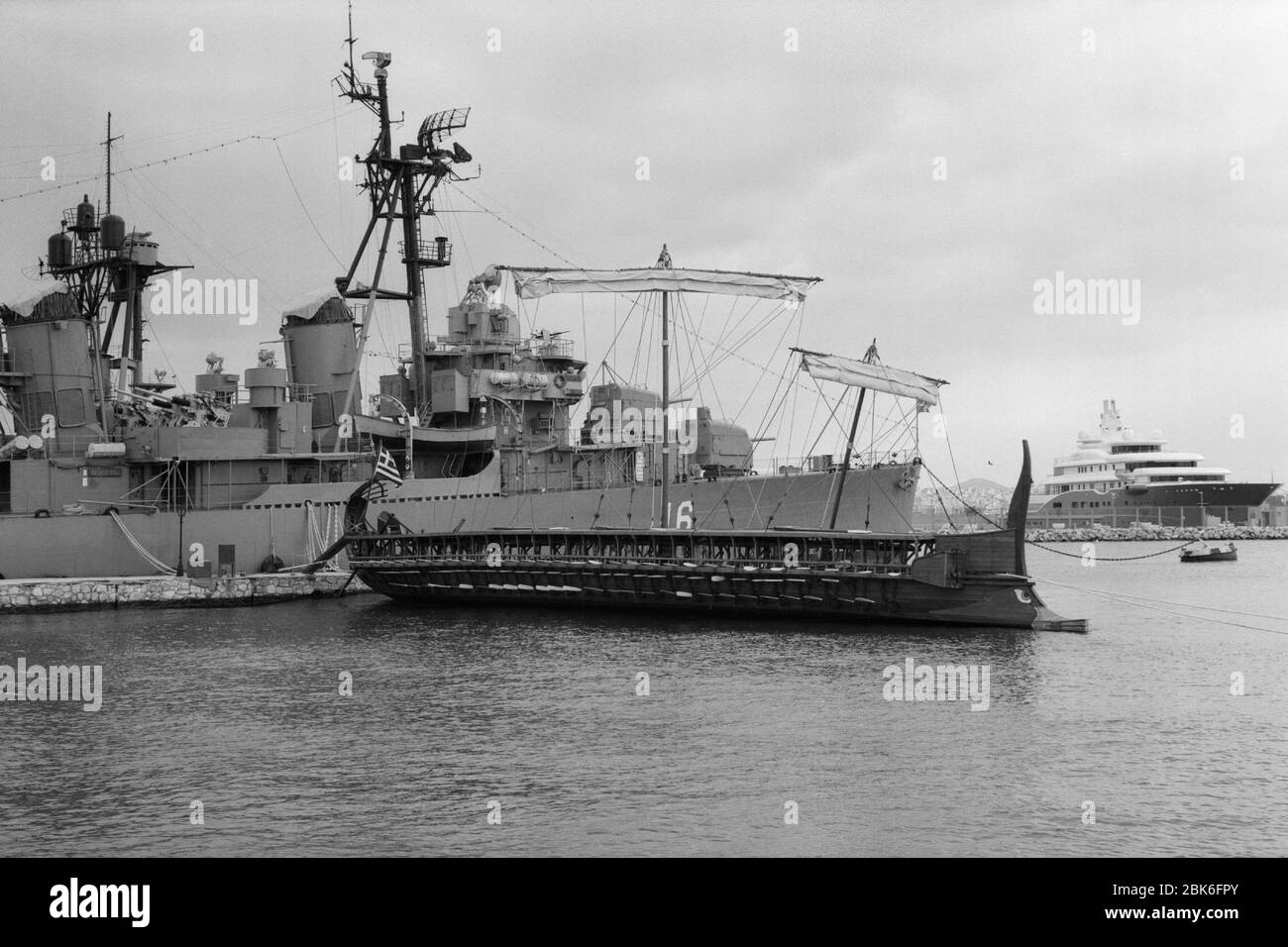 Trirème et destroyer, Athènes Grèce Banque D'Images