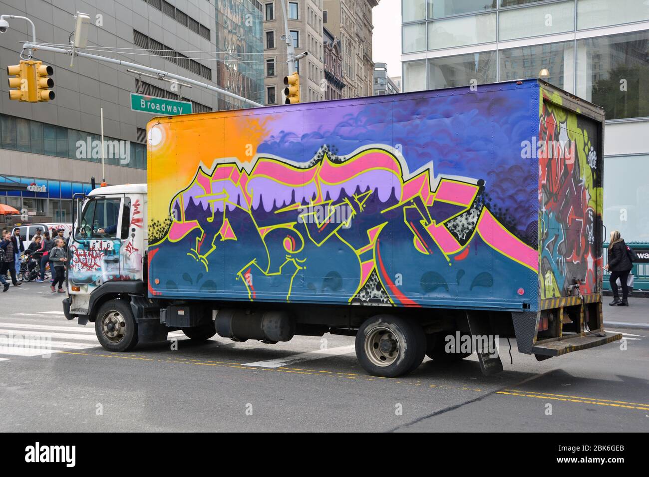 Un camion décoré de graffitis richement sur East 14th Street et Broadway dans Lower Manhattan, New York. Banque D'Images