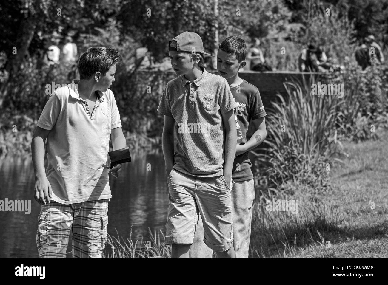 Adolescents ou pré-adolescents au Vondel Park à Amsterdam, pays-Bas Banque D'Images