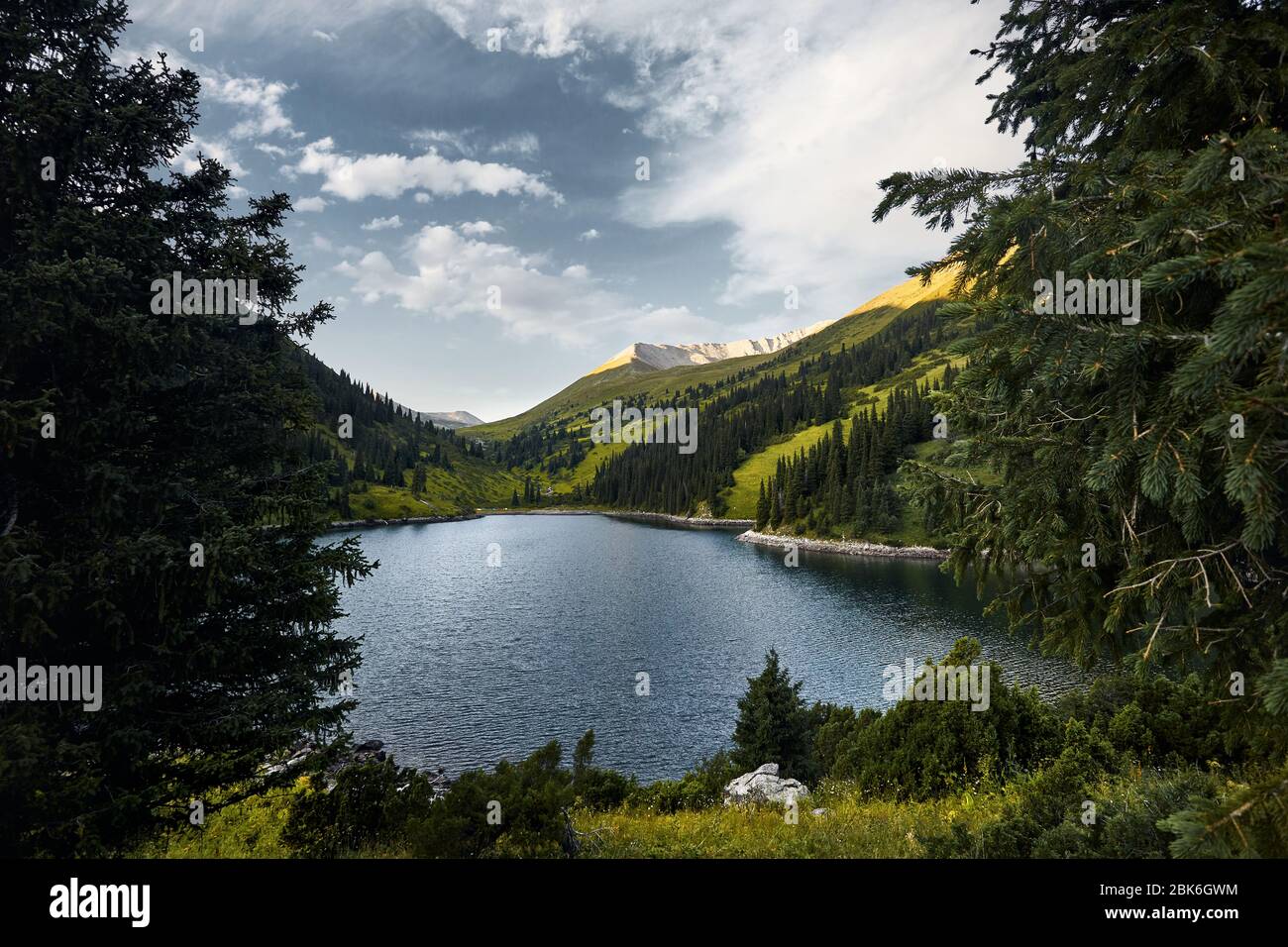 Belle vue sur le lac Kolsai de haute montagne au Kazakhstan, en Asie centrale Banque D'Images