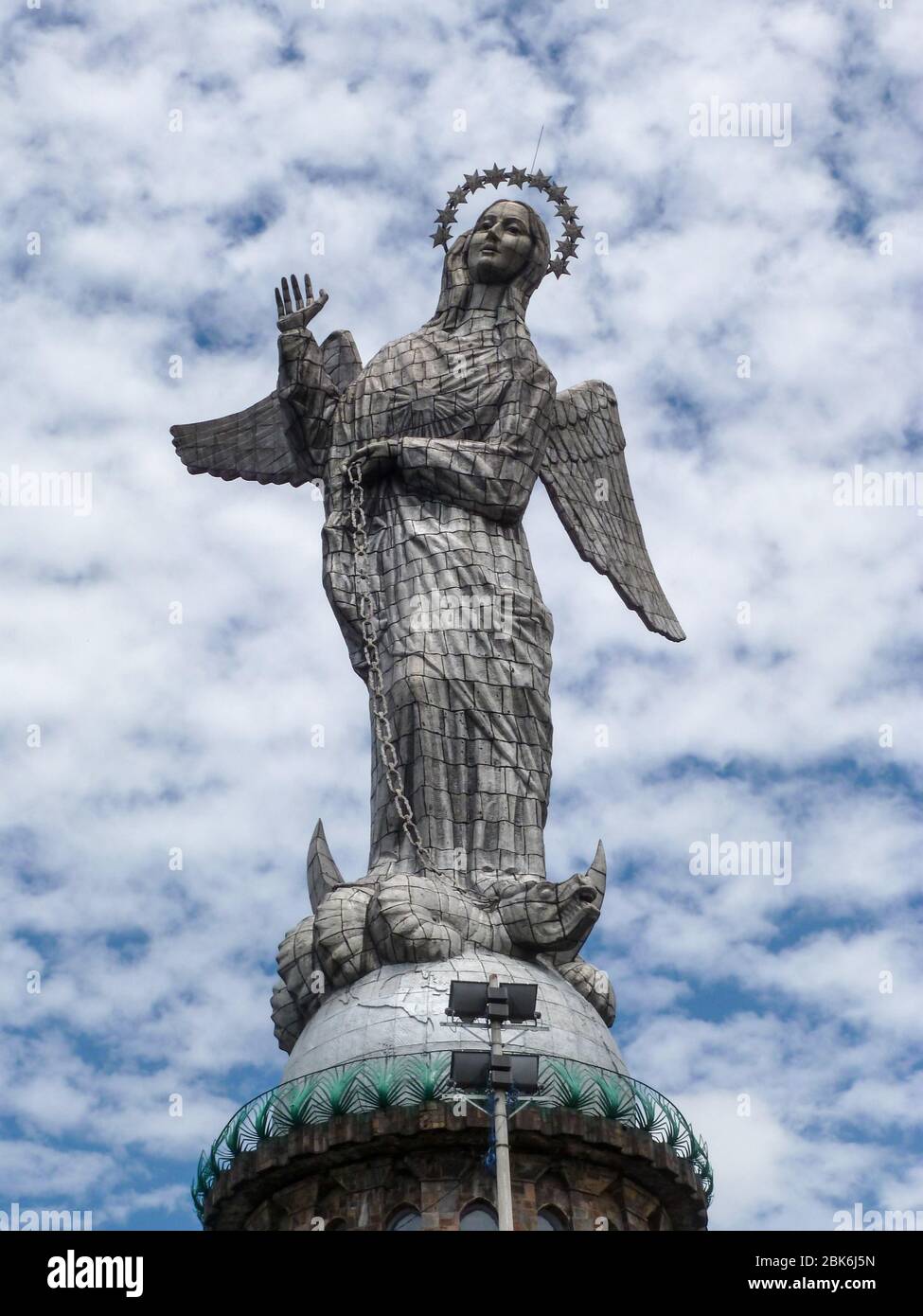 La statue de la Vierge de Quito avec quelques nuages Banque D'Images
