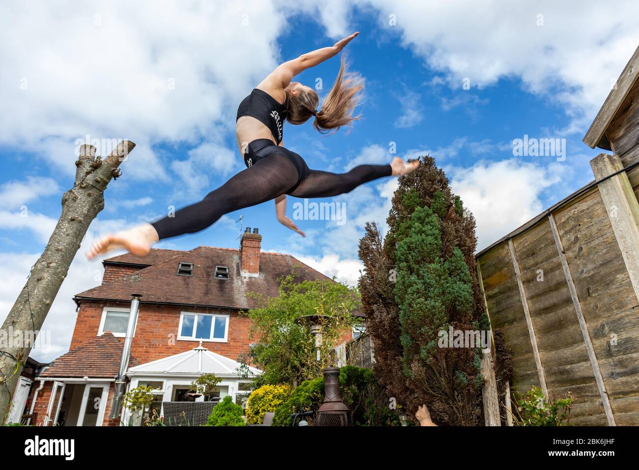 Halesowen, West Midlands, Royaume-Uni. 2 mai 2020. Amelia Hubbard, 15 ans, de Halesowen, West Midlands, pratique ses routines de danse dans le jardin arrière de sa famille. Les salles de gymnastique et de danse resteront fermées même après un verrouillage plus long au cours des prochaines semaines. Amelia, comme tant d'autres danseurs, compte sur des cours en ligne pour rester en contact avec ses camarades étudiants, et fait jusqu'à sept heures de pratique par jour. Crédit: Peter Lopeman/Alay Live News Banque D'Images