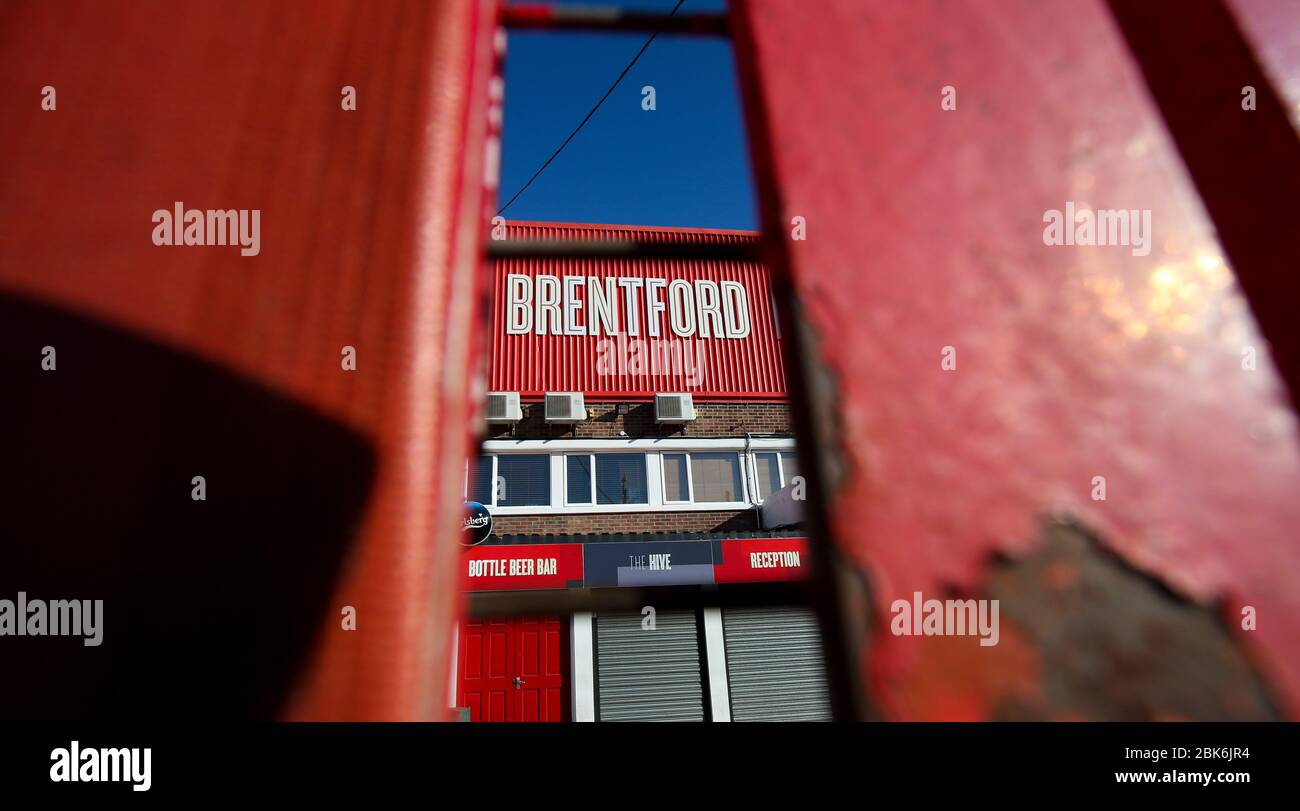 Londres, Royaume-Uni. 2 mai 2020 Griffin Park, stade du club de football de Brentford, toujours en position de verrouillage pendant l'épidémie de Coronavirus. Le terrain/club n'a peut-être pas maintenant il est swansong et voir ses derniers accessoires de célébration avant que le club ne se déplace dans leur nouveau stade. Crédit: Andrew Fosker / Alay Live News Banque D'Images