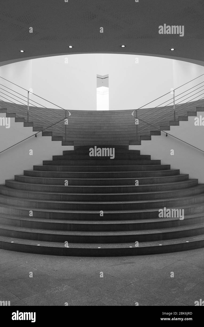 Escaliers du hall d'exposition Bundeskunsthalle, Bonn, Allemagne Banque D'Images