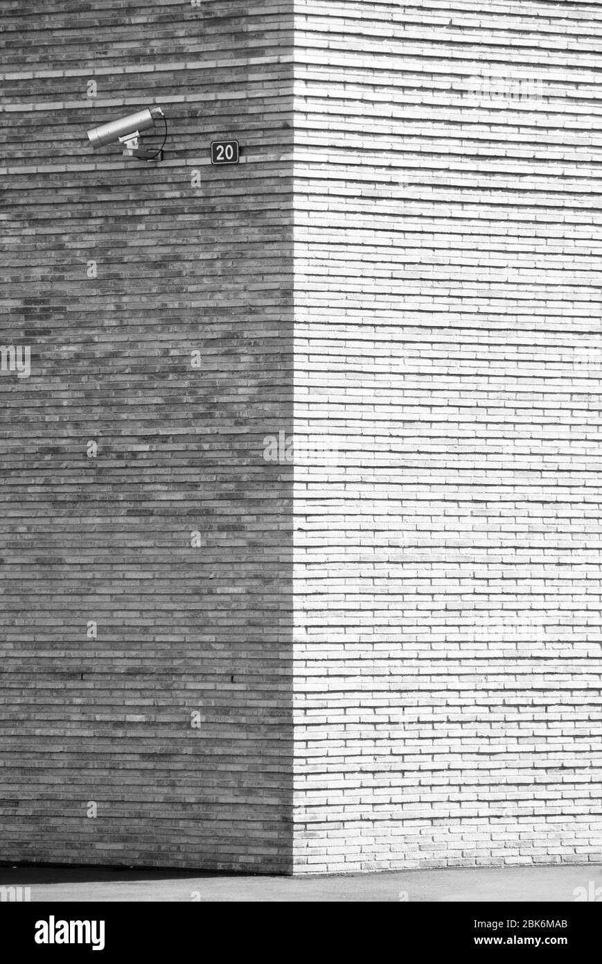 Caméra CCTV sur un mur de briques en Suisse Banque D'Images