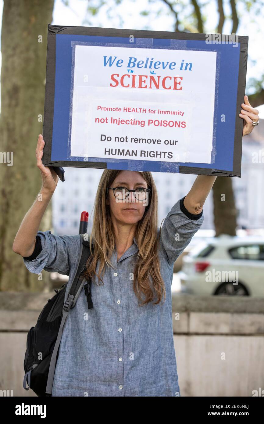 Manifestation contre le verrouillage du coronavirus au Royaume-Uni, Londres centrale, le 02 mai 2020 des manifestants anti-lock se réunissent en dehors de New Scotland Yard, dans le centre de Londres, pour montrer leur désaccord avec les restrictions actuelles du Coronavirus COVID-19 du Royaume-Uni. 02 mai, Londres, Angleterre, Royaume-Uni crédit: Clickpics/Alay Live News Banque D'Images