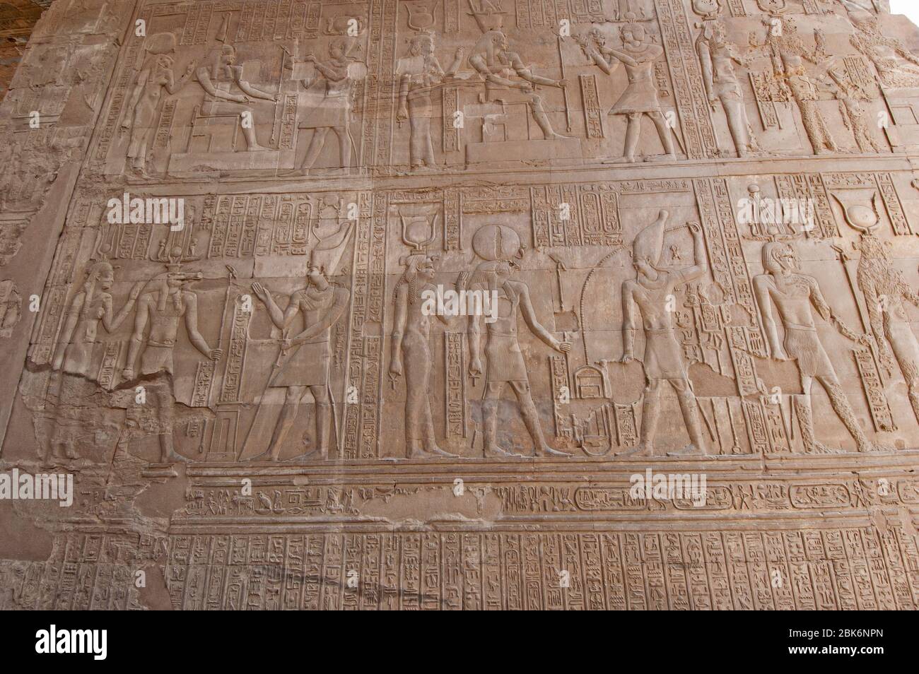 Sculptures hiéroglypiques sur le mur à l'ancien temple égyptien de Kom Ombo à Assouan Banque D'Images