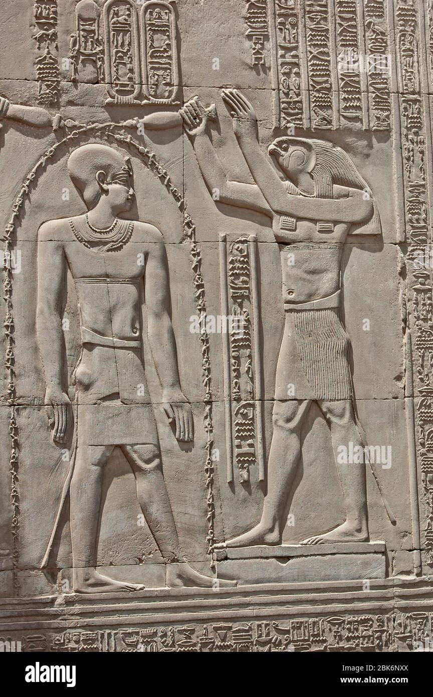 Sculptures hiéroglypiques sur le mur à l'ancien temple égyptien de Kom Ombo avec dieu Horus Banque D'Images