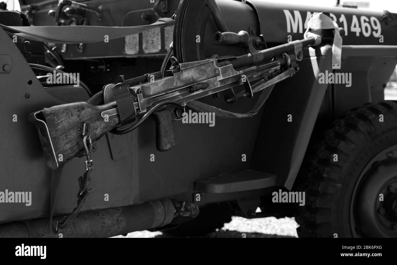Dorer le fusil automatique sur une jeep de Willys de la seconde Guerre mondiale Banque D'Images