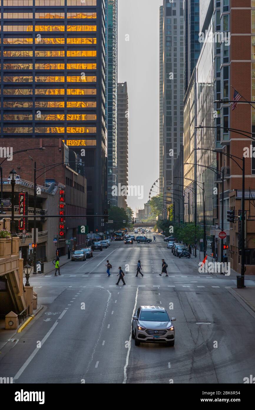 Vue tôt le matin sur East Grand Avenue vers Navy Pier, Chicago, Illinois, États-Unis d'Amérique, Amérique du Nord Banque D'Images