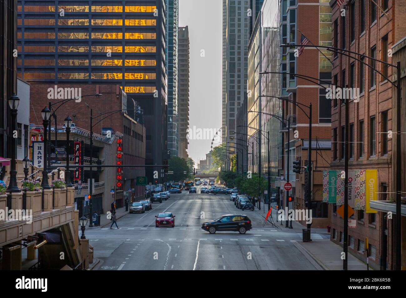 Vue tôt le matin sur East Grand Avenue vers Navy Pier, Chicago, Illinois, États-Unis d'Amérique, Amérique du Nord Banque D'Images