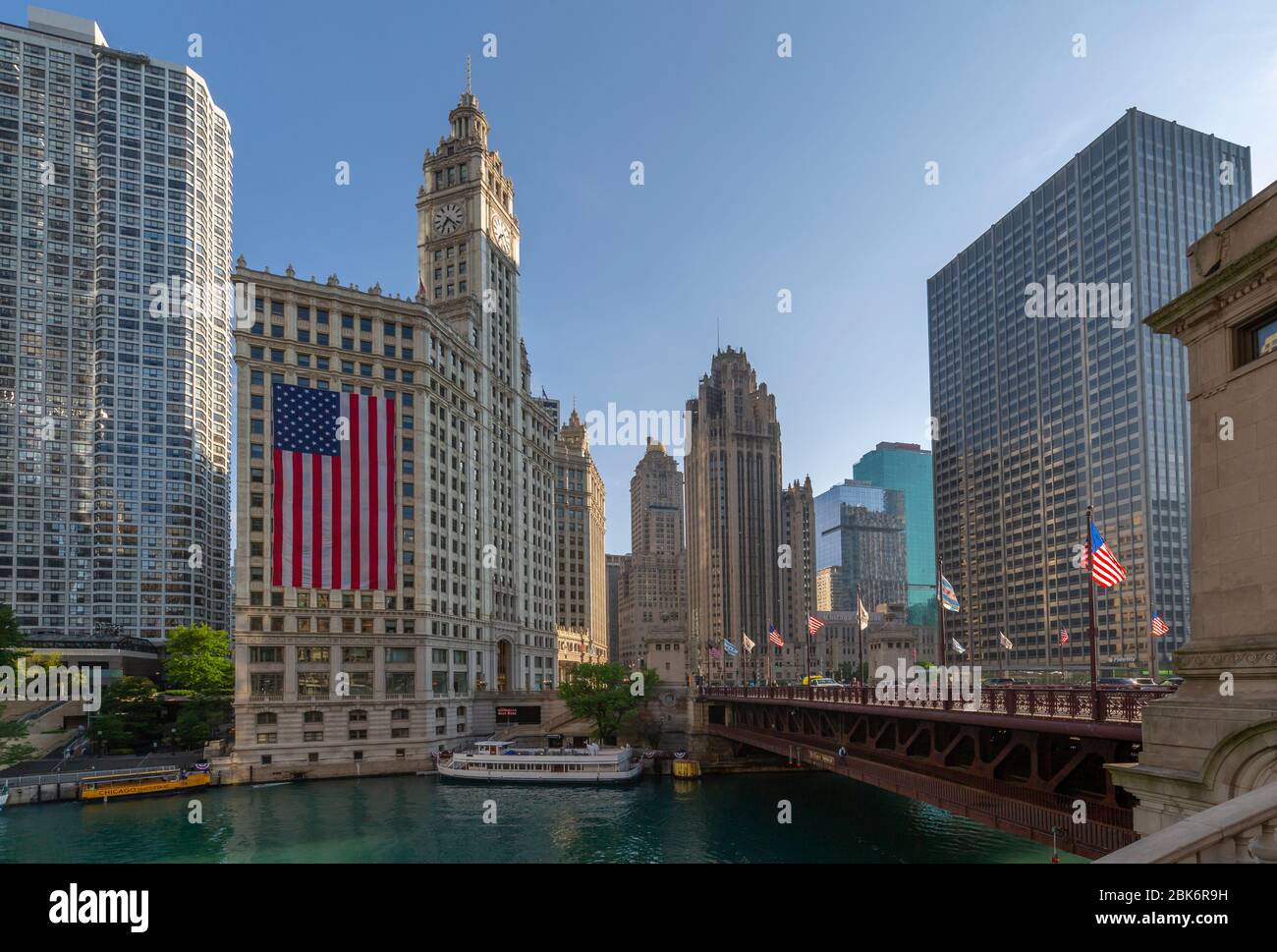 Vue sur le Wrigley Building, Chicago River et en bateau-taxi à partir de la DuSable Bridge, Chicago, Illinois, États-Unis d'Amérique, Amérique du Nord Banque D'Images