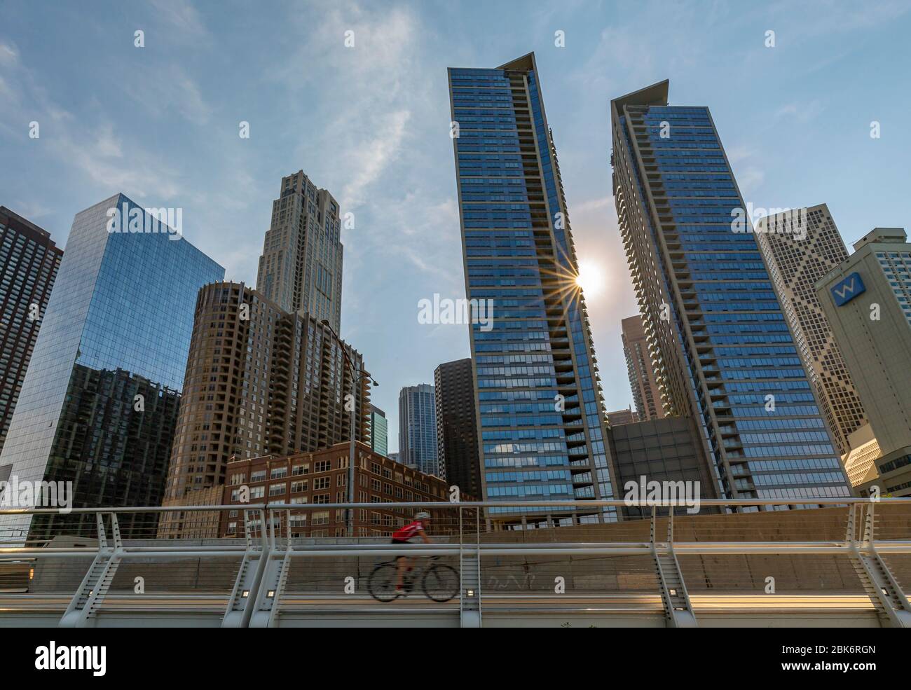 Vue sur le cycliste et les gratte-ciel de Chicago près de Navy Pier, Chicago, Illinois, États-Unis d'Amérique, Amérique du Nord Banque D'Images
