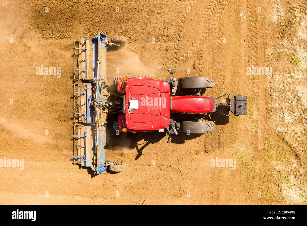 Rouleau égalisateur de pré-ensemencement tracteur travaillant dans un champ, image aérienne. Banque D'Images