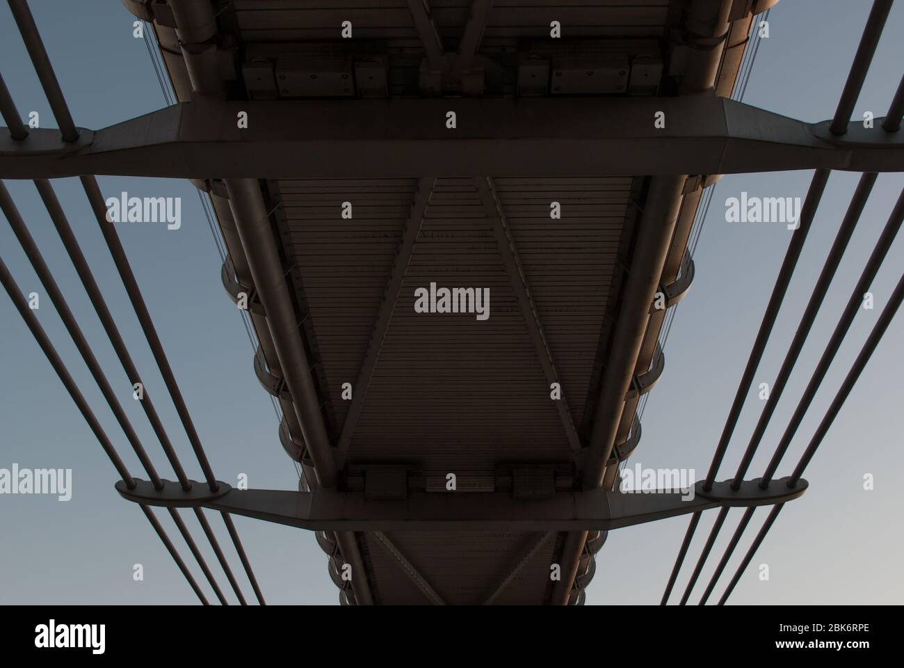 Pont suspendu en acier détail de la structure câbles Millennium Bridge, Bankside, London SE1 Banque D'Images