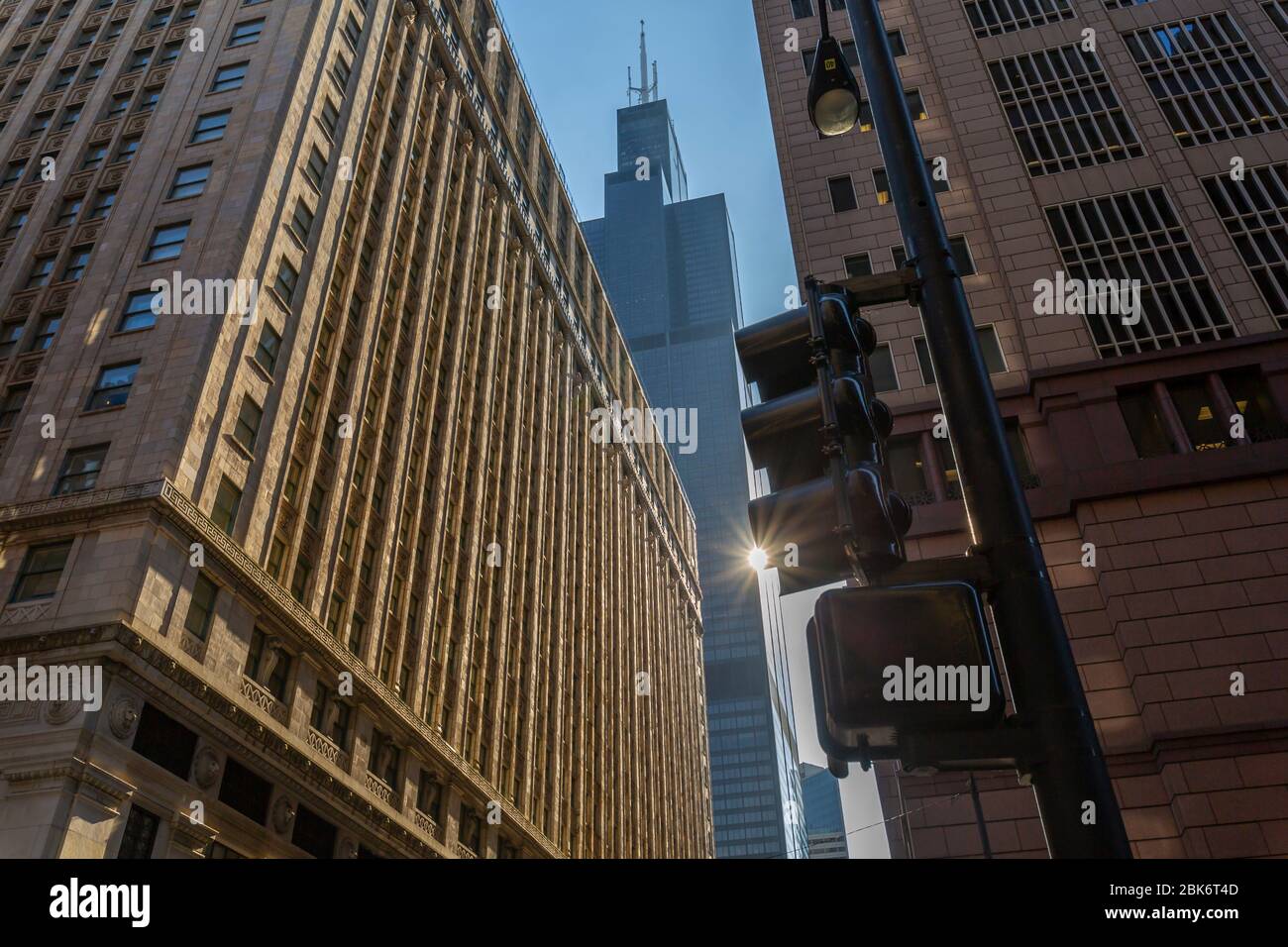 Avis de Wills Tower et de feux de circulation sur la rue North Adams, le centre-ville de Chicago, Illinois, États-Unis d'Amérique, Amérique du Nord Banque D'Images