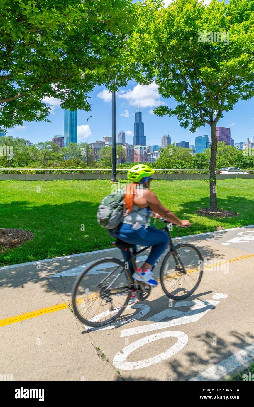 Vue d'horizon de Chicago et le cycliste sur South Lake Shore Drive, Chicago, Illinois, États-Unis d'Amérique, Amérique du Nord Banque D'Images