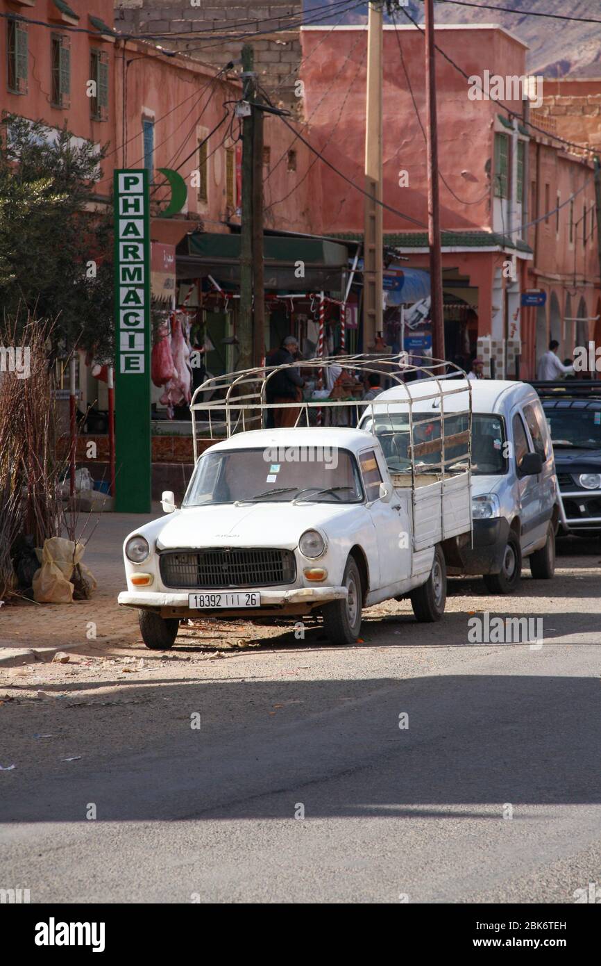 Une vieille voiture blanche à Ouarzazate, au Maroc Banque D'Images