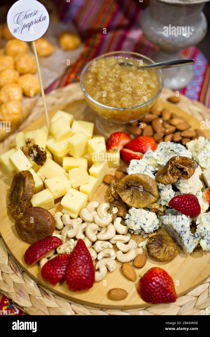 Encore la vie avec du fromage, de la fraise, du raisin, etc Banque D'Images