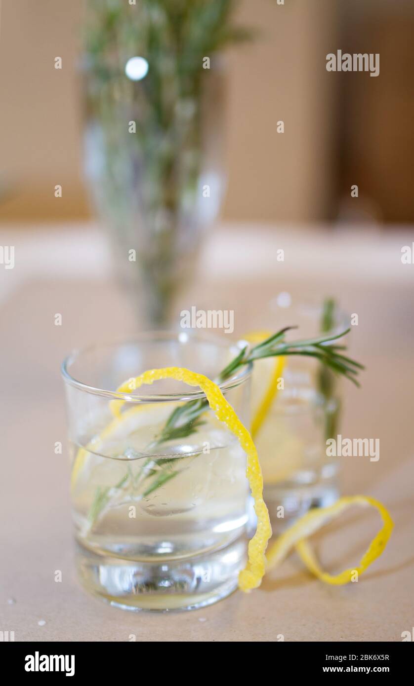 Photo de deux verres à cocktail et branches de romarin sur une table Banque D'Images