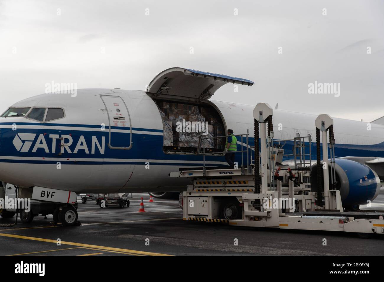 Ljubljana, Slovénie. 1 mai 2020. Un avion cargo chargé de fournitures médicales chinoises est vu à Ljubljana, Slovénie, le 1er mai 2020. Un avion cargo transportant environ 12 tonnes de fournitures médicales données par le gouvernement chinois en Slovénie a atterri à l'aéroport de Ljubljana Joze Pucnik ici vendredi soir. Crédit: Peng Lijun/Xinhua/Alay Live News Banque D'Images