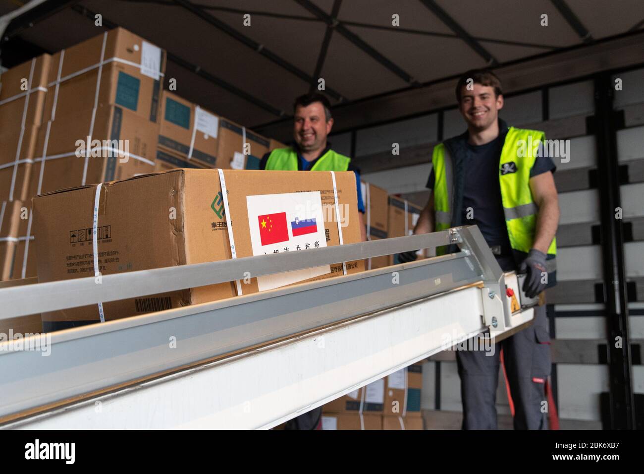 Ljubljana, Slovénie. 1 mai 2020. Les membres du personnel de l'aéroport chargent des fournitures médicales chinoises sur un camion à Ljubljana, en Slovénie, le 1er mai 2020. Un avion cargo transportant environ 12 tonnes de fournitures médicales données par le gouvernement chinois en Slovénie a atterri à l'aéroport de Ljubljana Joze Pucnik ici vendredi soir. Crédit: Peng Lijun/Xinhua/Alay Live News Banque D'Images