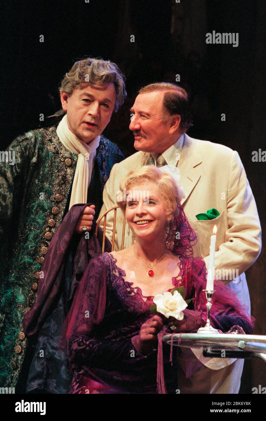 Peter Egan (Casanova), Susannah York (Marguerite Gautier), Leslie Phillips (Gutman) à CAMINO REAL par Tennessee Williams Royal Shakespeare Company (RSC), Swan Theatre, Stratford-upon-Avon, Angleterre 27/02/1997 design: Yolanda Sonnabout Lighting: Peter Mumford Director: Steven Pimlott Banque D'Images