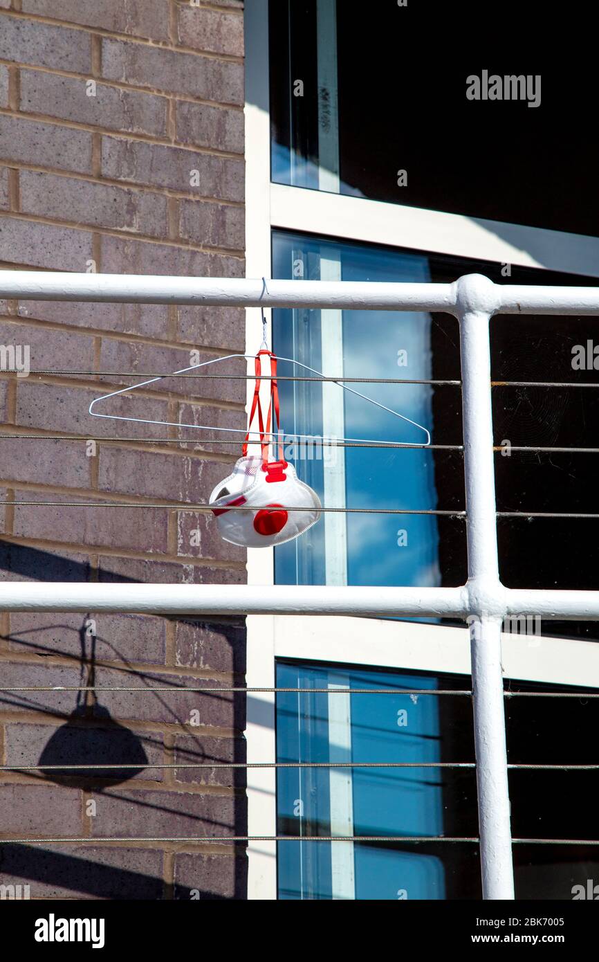 26 avril 2020, Londres, Royaume-Uni - un masque facial lavé séchage sur un balcon dans l'île de chiens pendant l'éclosion et le verrouillage de Coronavirus Banque D'Images