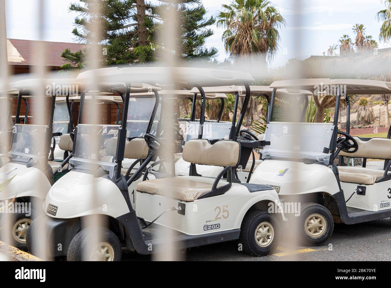 Des voiturettes de golf vides sont enfermées au parcours de golf d'Adeje dans la station touristique de Costa Adeje, pendant le covid 19 locked, Tenerife, îles Canaries, Spa Banque D'Images