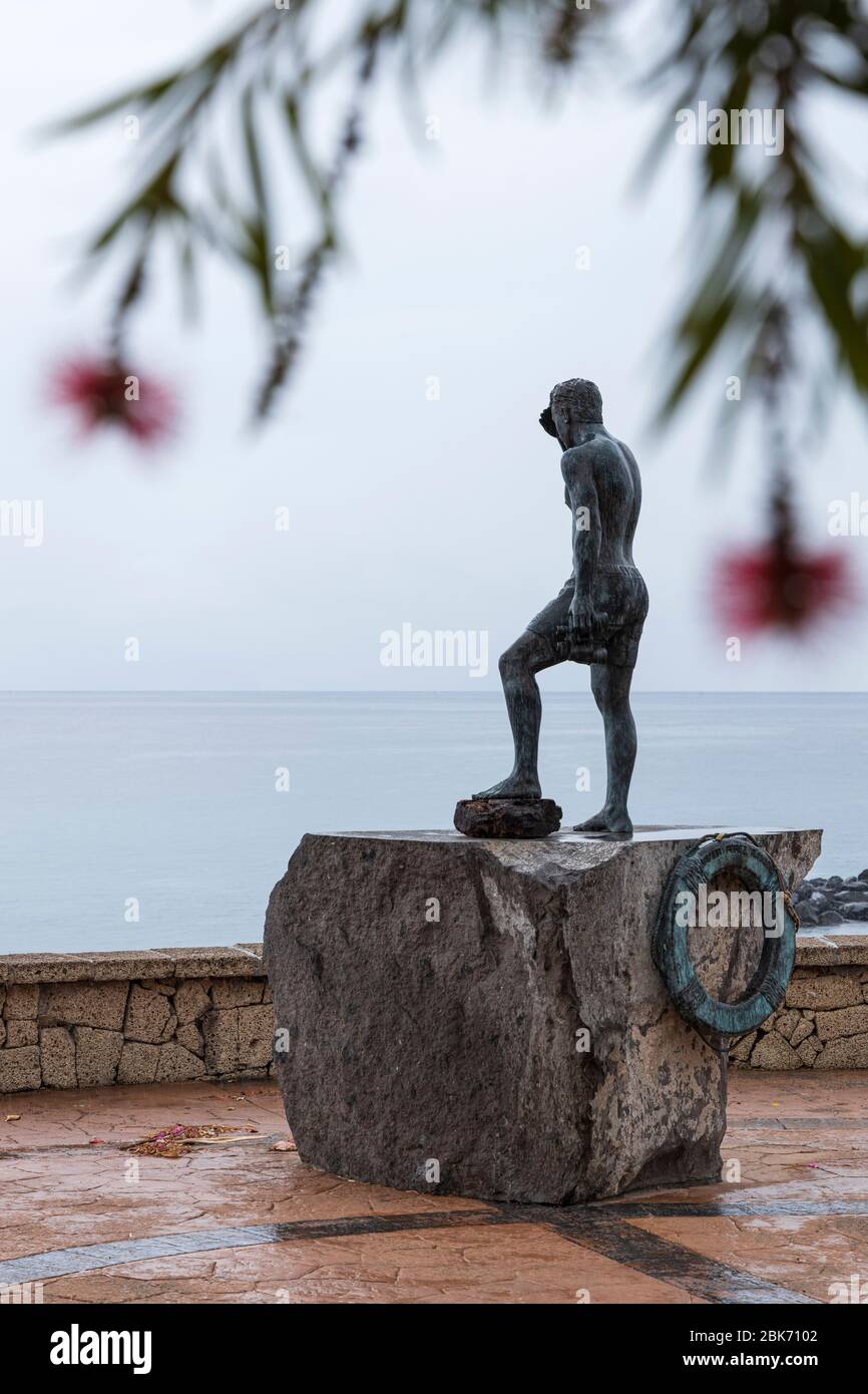 La statue de bronze de Javier Perez Ramos donne sur la mer, pendant le covid 19 dans la station touristique de Costa Adeje, Tenerife, îles Canaries Banque D'Images