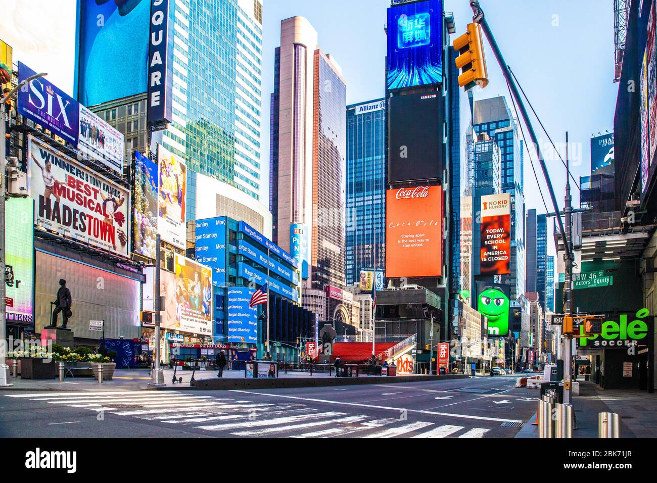 NEW YORK CITY - 19 AVRIL 2020 : vue sur la rue vide de Times Square, New York à Manhattan pendant le verrouillage pandémique du Covid-19 Coronavirus. Banque D'Images