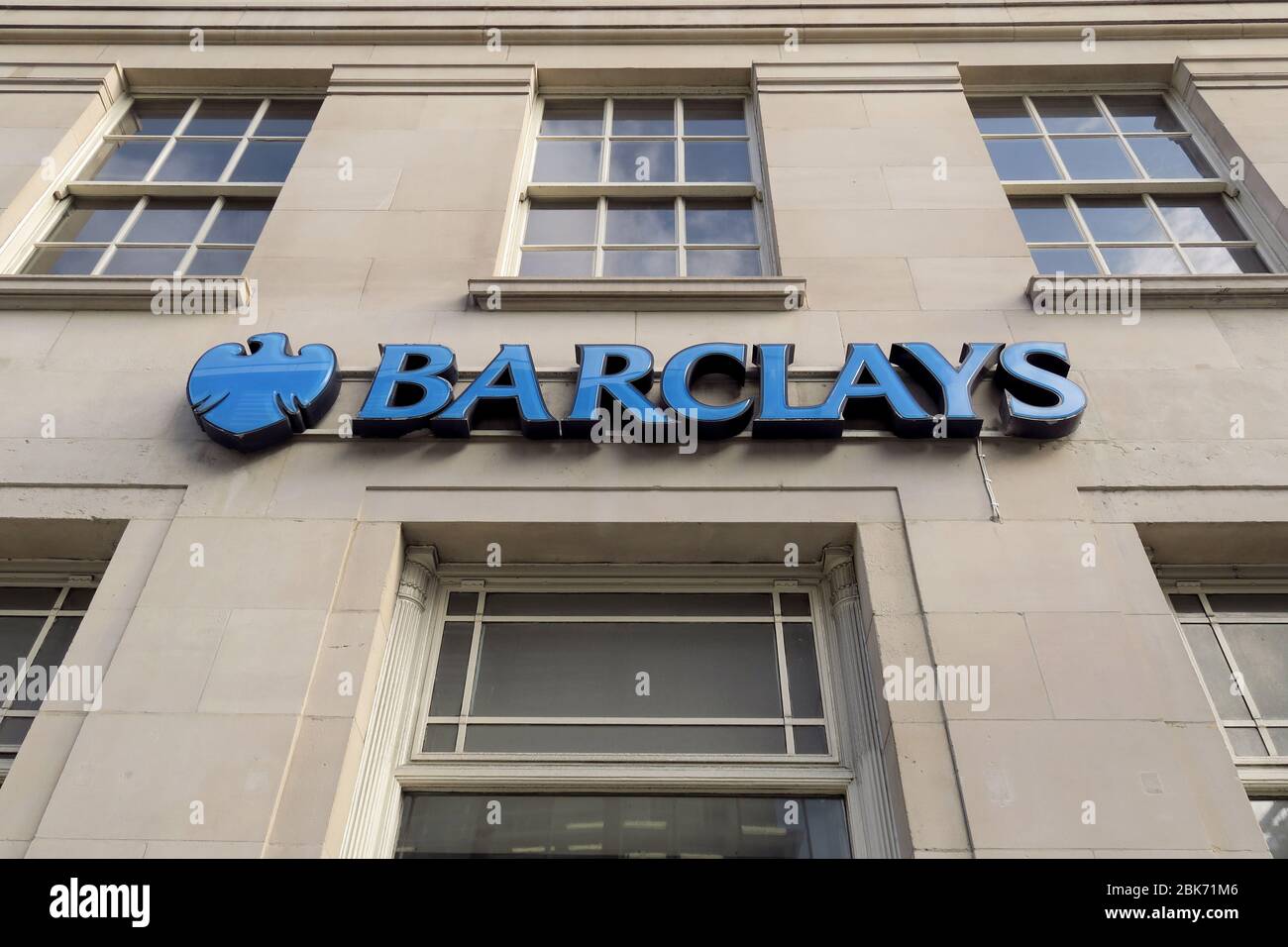 Londres, Royaume-Uni. 31 mars 2020. La photo prise le 1er mai 2020 montre une vue d'une branche de Barclays, à Londres, en Grande-Bretagne. La banque multinationale britannique Barclays a signalé mercredi une chute des bénéfices dans son premier trimestre financier (premier trimestre) se terminant le 31 mars 2020, malgré une forte performance des revenus au cours de l'épidémie de coronavirus. Crédit: Tim Irlande/Xinhua/Alay Live News Banque D'Images