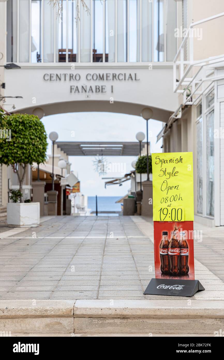 Signez la publicité qu'une boutique de spiritueux et de cigarettes est ouverte encore pendant le covid 19 dans la station touristique de Costa Adeje, Tenerife, CAN Banque D'Images