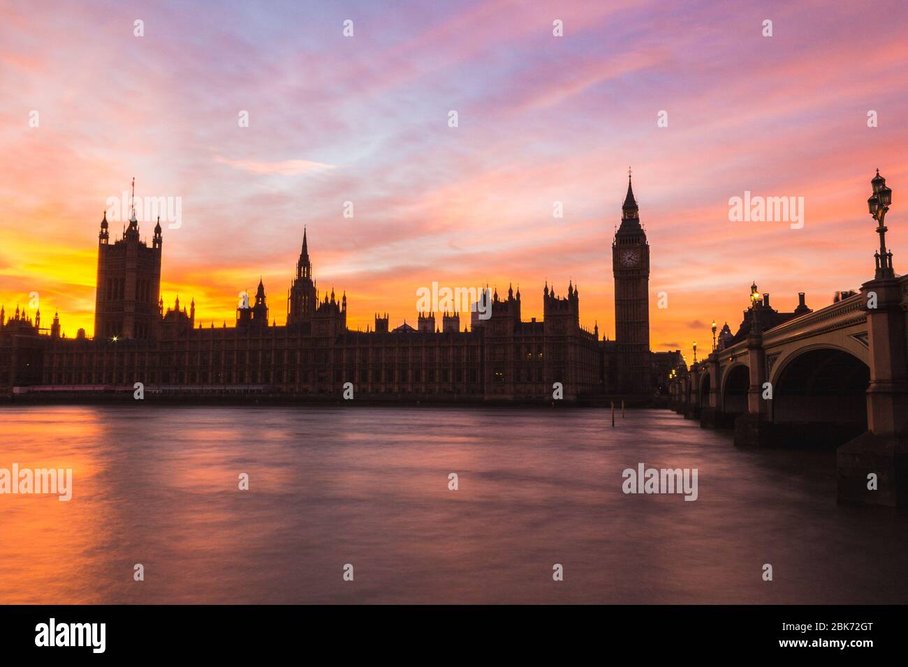 Westminster de Londres (Chambres du Parlement) avec un beau ciel panoramique au coucher du soleil. Le bâtiment peut être vu comme une silhouette contre un ciel coloré. Banque D'Images