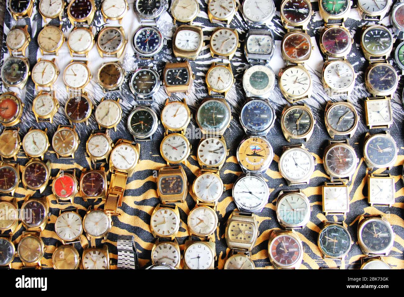 Différentes montres vintage sur le marché aux puces à Moscou Banque D'Images