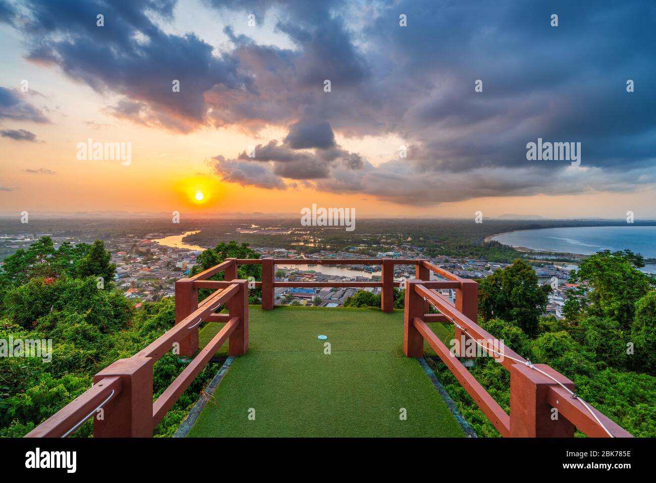 Village de pêcheurs et ville de Pak Nam Chumphon du point de vue de Khao Matsee à Chumphon, Thaïlande. Banque D'Images
