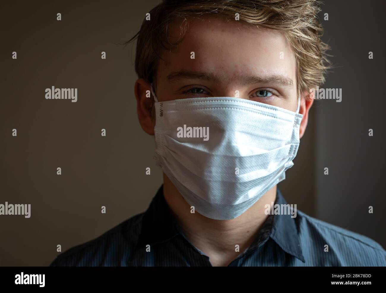 Jeune homme portant un masque médical de protection contre le covid 19 Banque D'Images