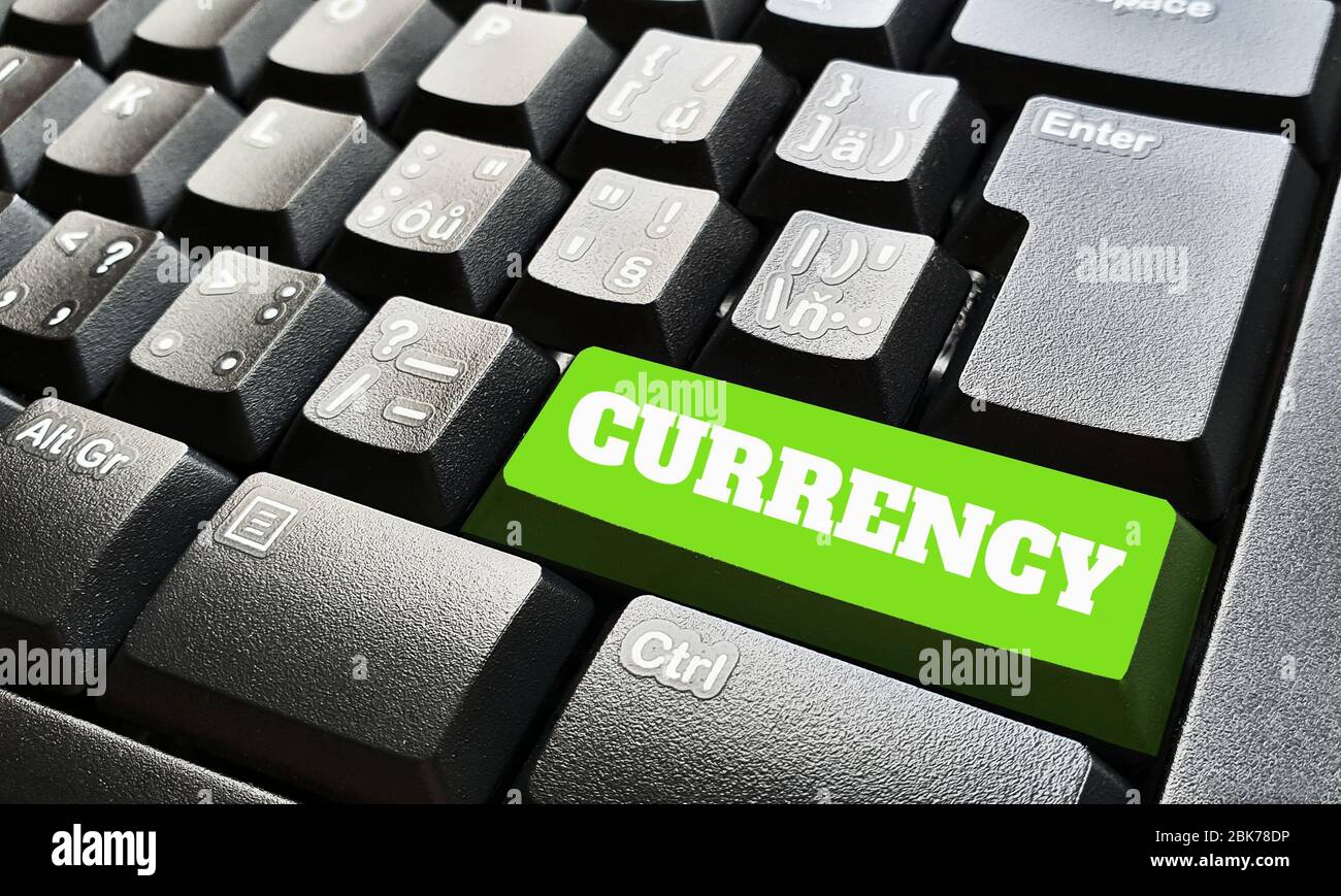 Clavier noir avec une touche verte étiquetée par le symbole de devise. Banque D'Images