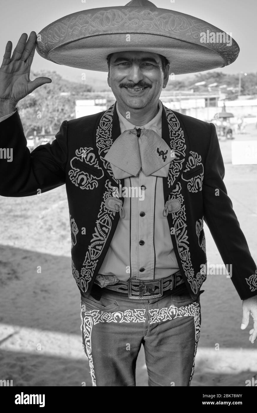 Portrait d'un cowboy mexicain vêtu de la façon traditionnelle de la salutation avec un sourire. Banque D'Images