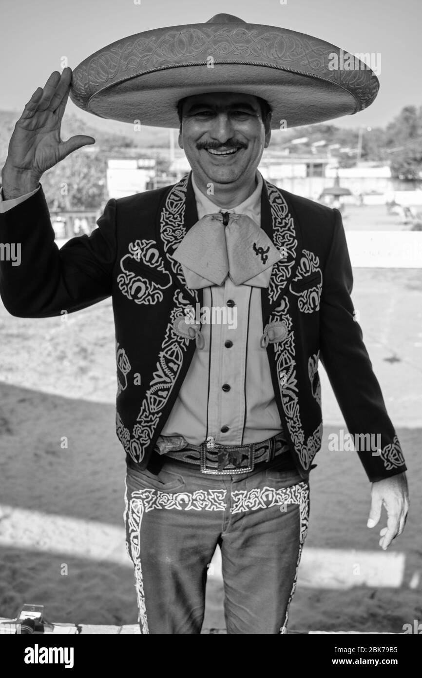 Portrait d'un cowboy mexicain vêtu de la façon traditionnelle de la salutation avec un sourire. Banque D'Images