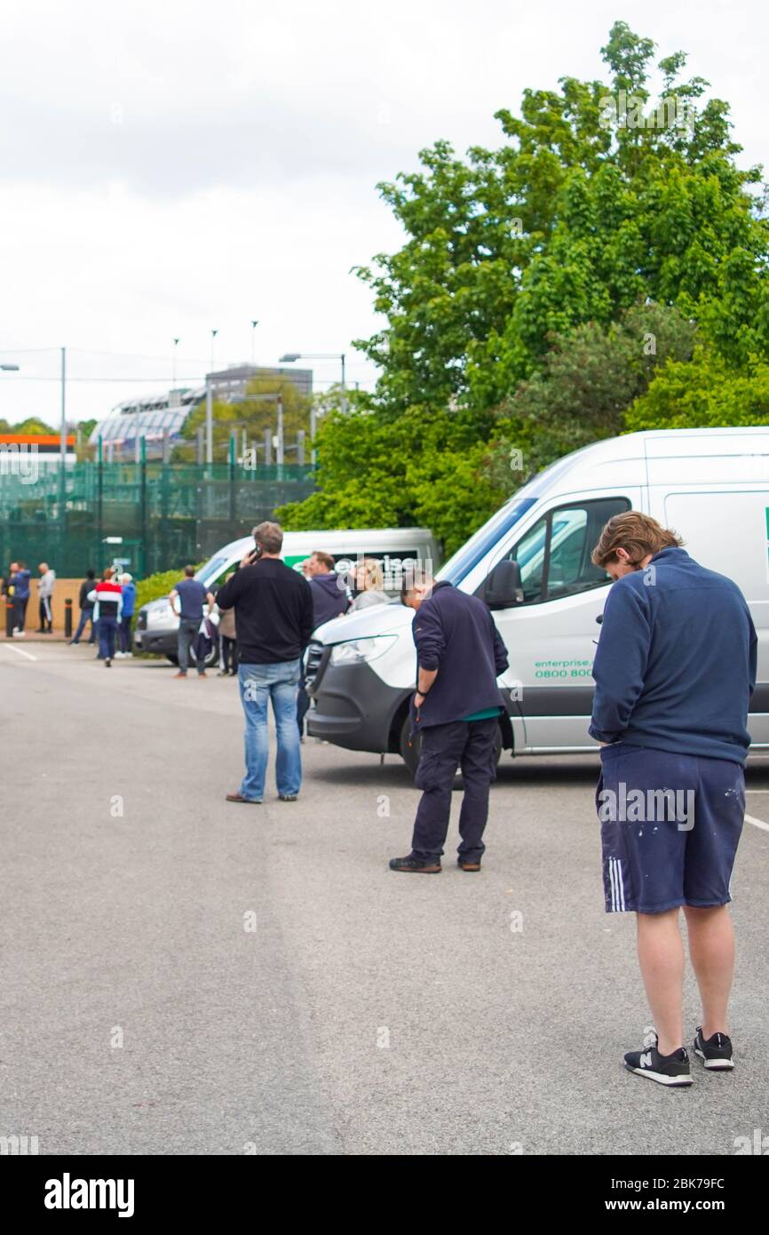 02 MAI 2020, Sheffield : les clients font la queue pour entrer dans un magasin B&Q à Sheffield ., comme le pays reste sous le verrouillage crédits crédit: Ioannis Alexopoulos/Alay Live News Banque D'Images