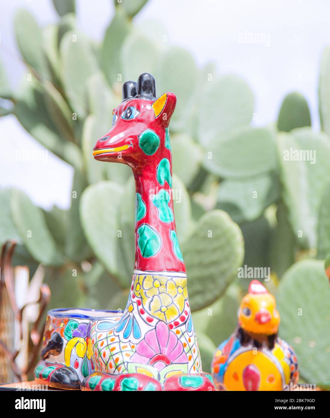 Girafe en céramique avec peinture colorée Banque D'Images