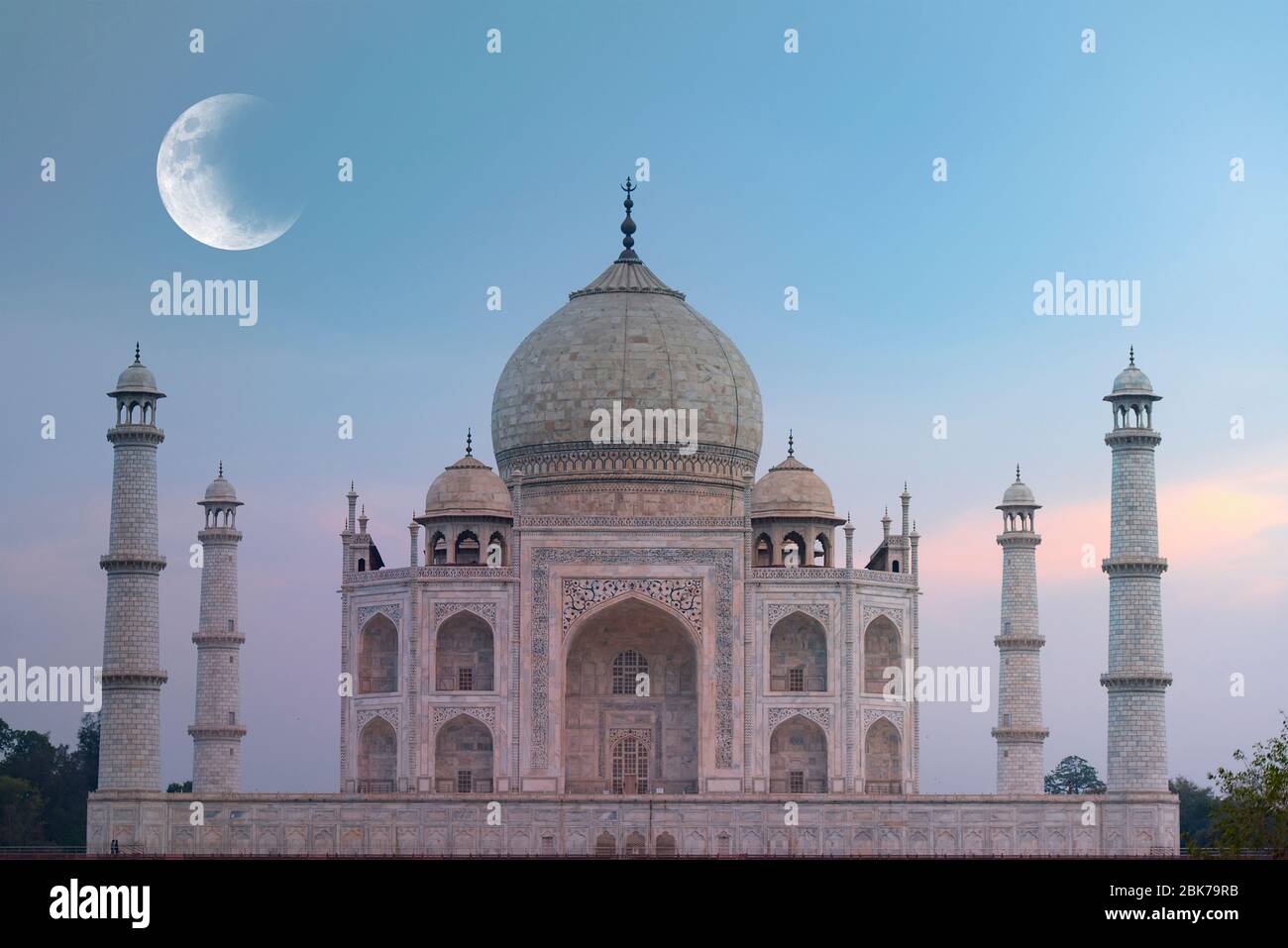 Taj Mahal Agra Inde et lune dans le ciel Banque D'Images