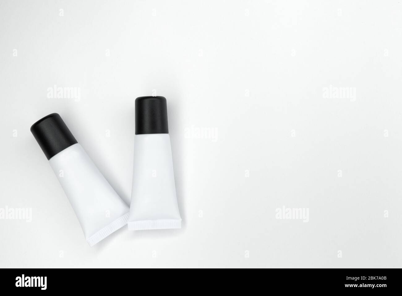 Tubes à cosmétiques sur fond blanc. Banque D'Images