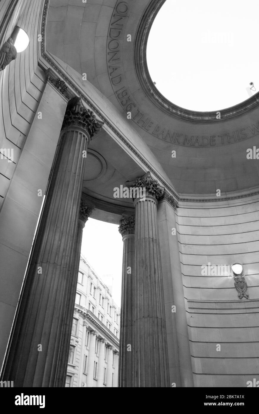 Architecture classique néoclassique Portico Corinthian Columns Bank of England, Threadneedle Street, Londres, EC2R 8AH par Sir John Soane B&W. Banque D'Images