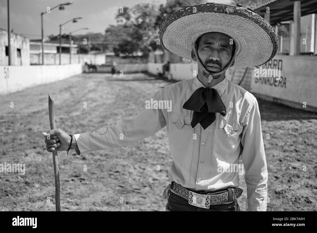 Portrait d'un cowboy mexicain pendant une 'charreria'. Charrerias sont l'équivalent mexicain des rodéos. Pendant trois jours, les participants ont eu du mal à se faire obtai Banque D'Images